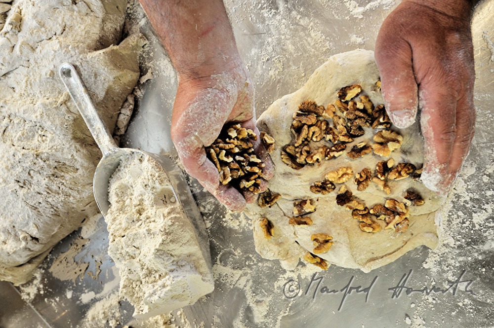 Zugabe von Walnüssen zum Brotteig für das Backen von Nussbrot
