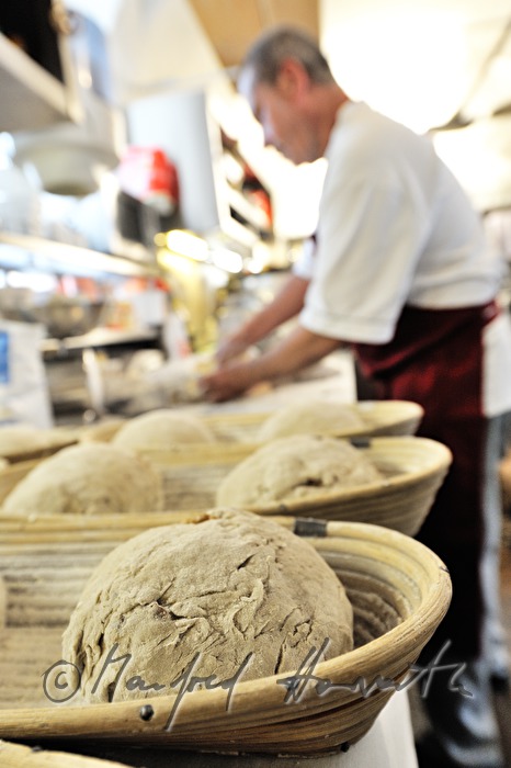 Teig kneten für das Backen des Brotes im Steinofen