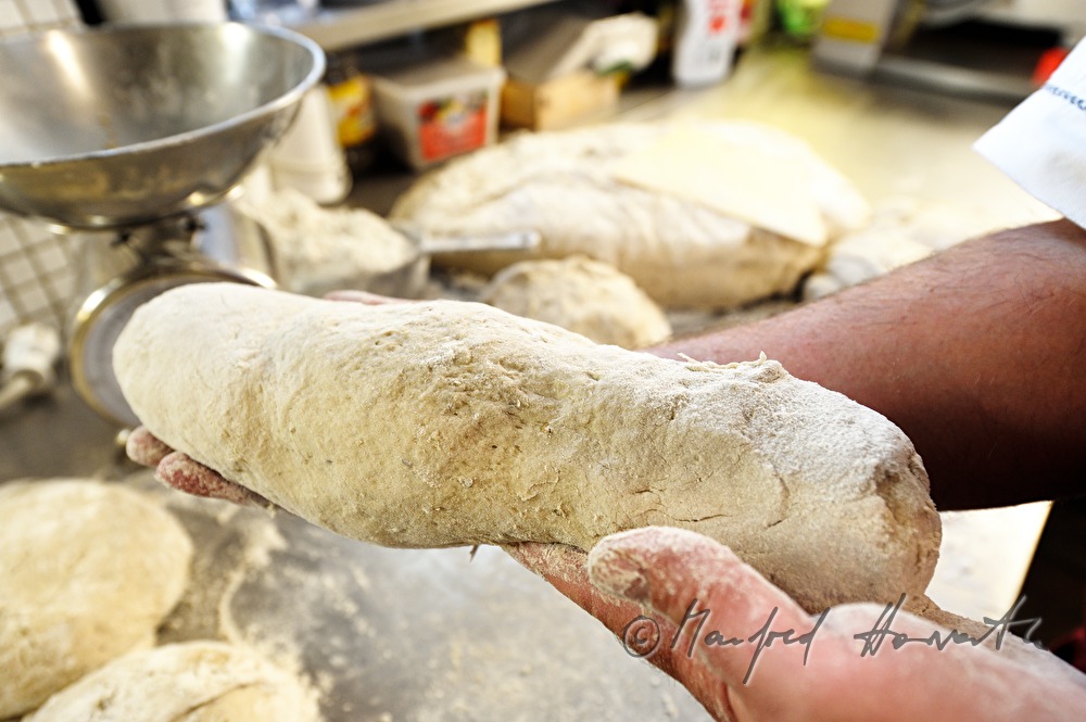 Teig kneten für das Backen des Brotes im Steinofen