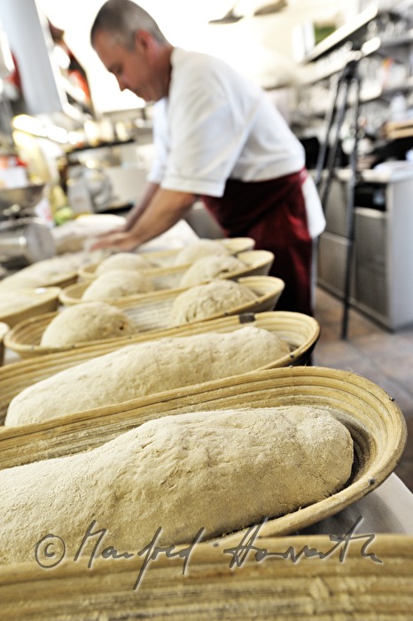 Teig kneten für das Backen des Brotes im Steinofen