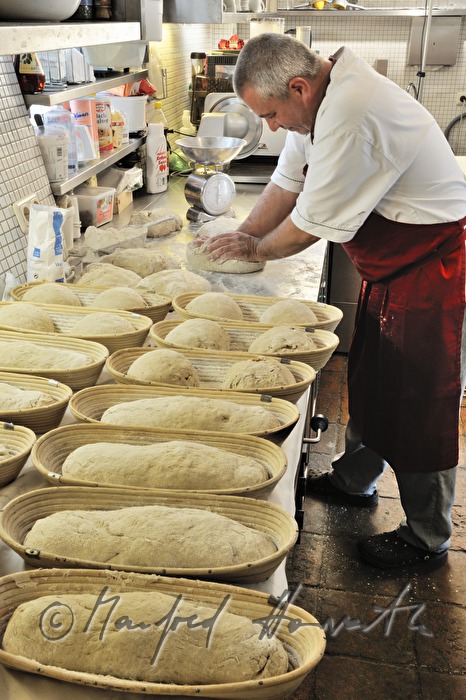 Teig kneten für das Backen des Brotes im Steinofen