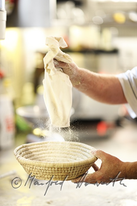 Brotsimperl wird mit Mehl bestäubt