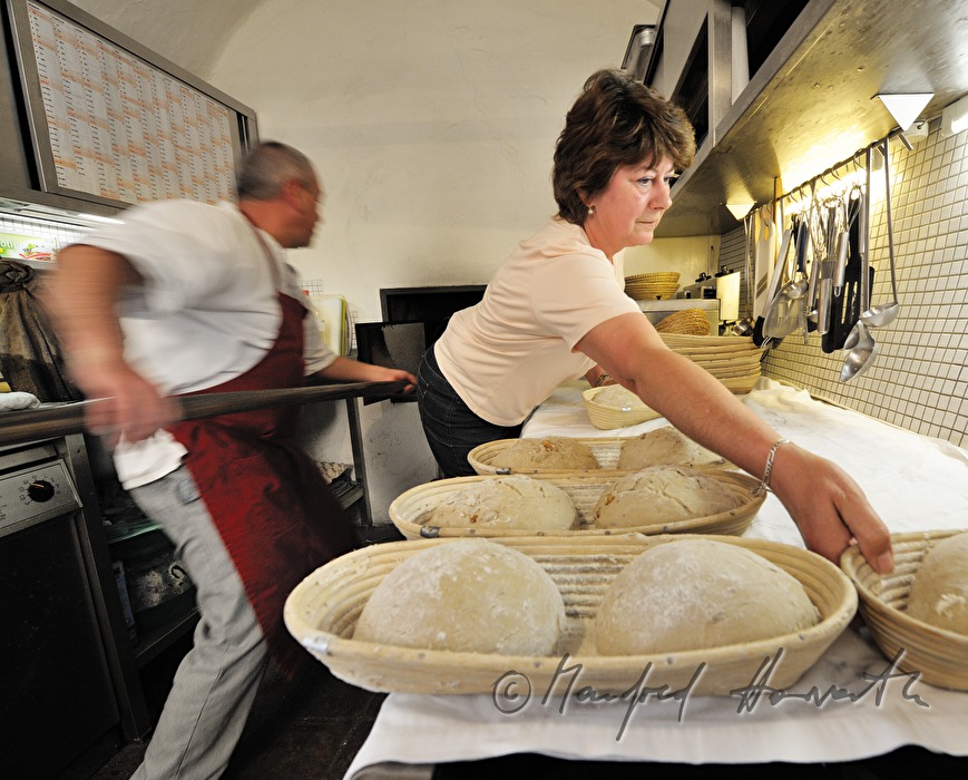 Einschiessen von Brot in den Holzofen