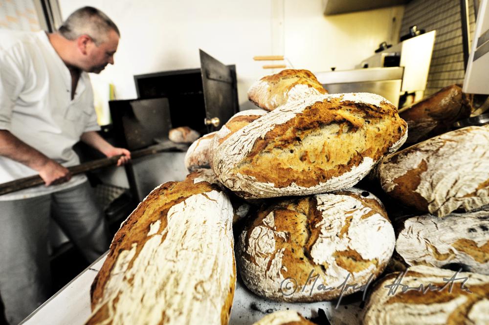 Einschiessen von Brot in den Holzofen