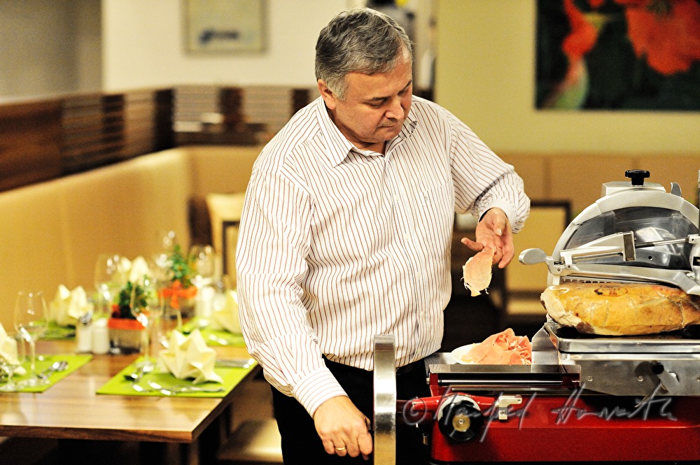 Alois Gölles schneidet Vulcano Rohschinken in seinem Restaurant