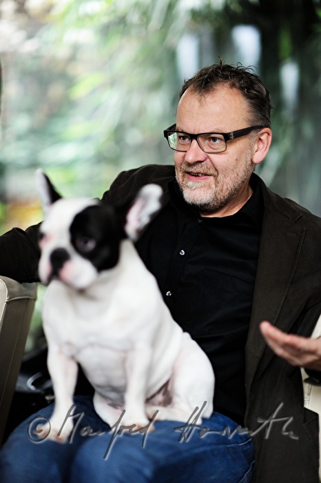 der Oscar-Preisträger Stefan Ruzowitzky mit seinem Hund Juli