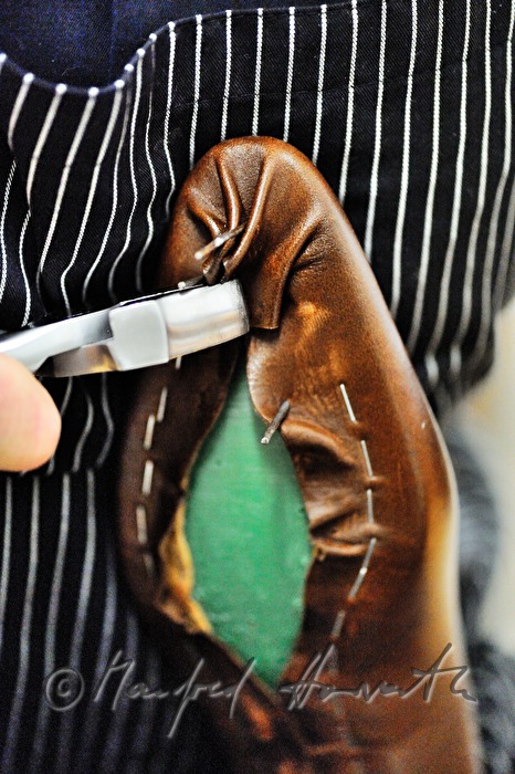 Fertigung von Massschuhen aus einem einzigen Stück Leder