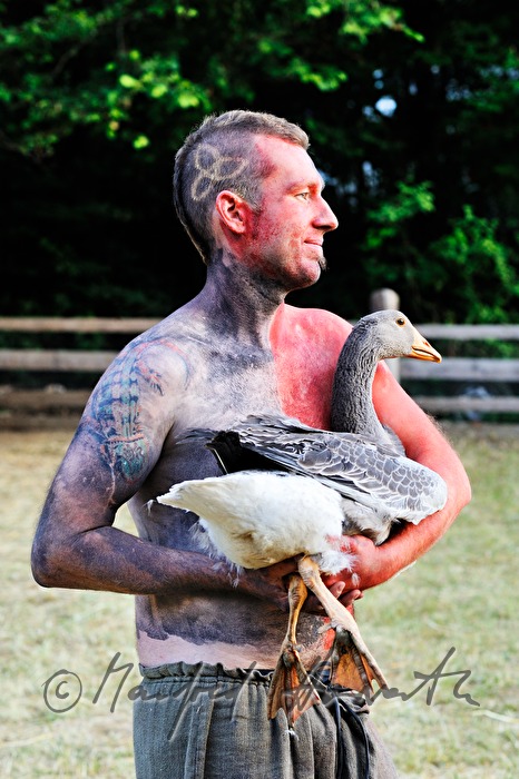bemalter Darsteller beim Keltenfest mit Gans