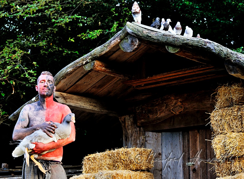 bemalter Darsteller beim Keltenfest mit Gans