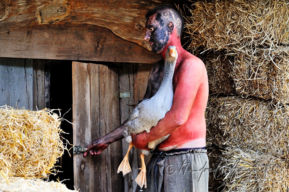 bemalter Darsteller beim Keltenfest mit Gans