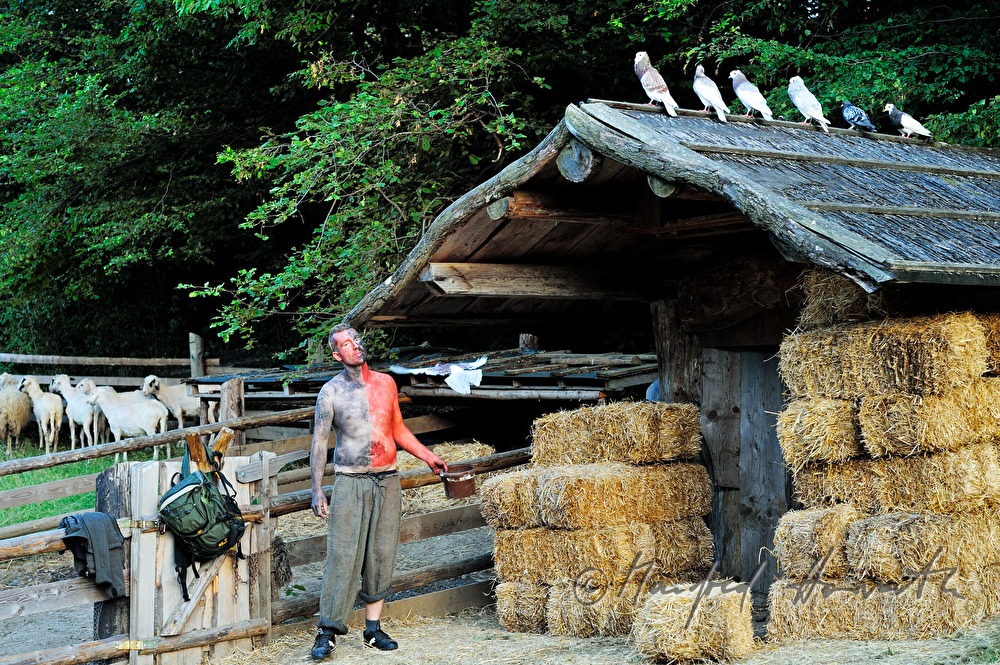 bemalter Darsteller beim Keltenfest mit Gans