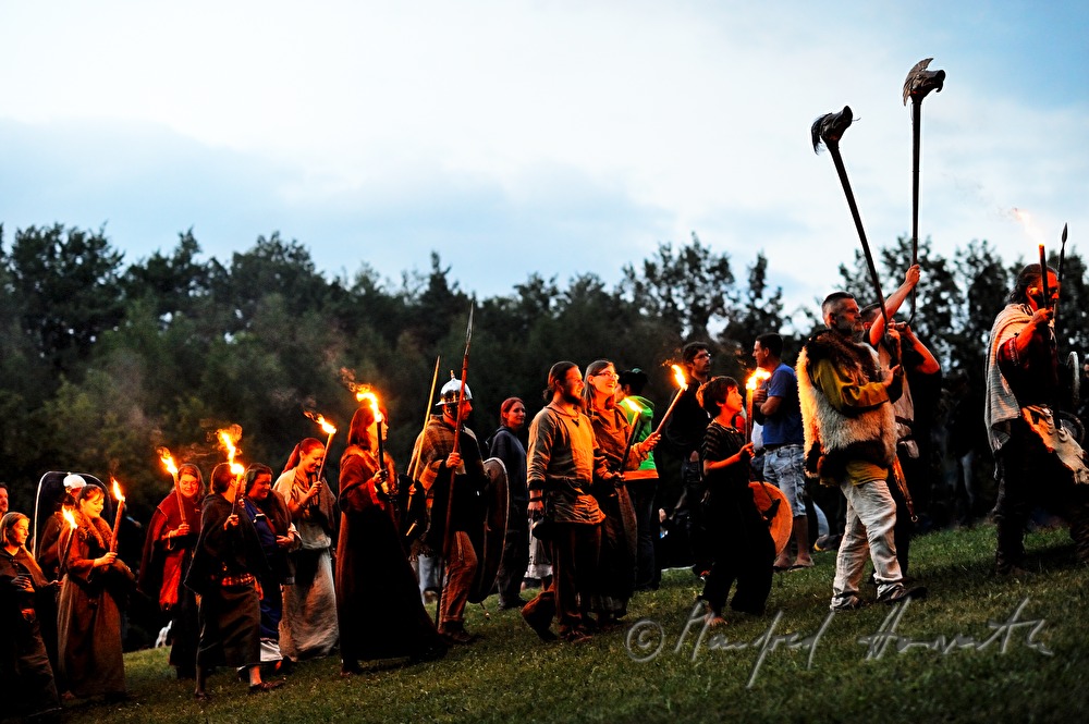 Darsteller umrunden das Sonnwend-Feuer beim Keltenfest