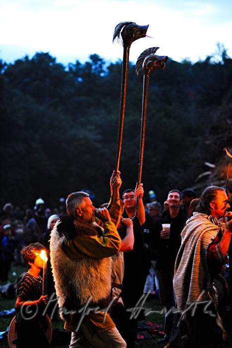 Darsteller umrunden das Sonnwend-Feuer beim Keltenfest