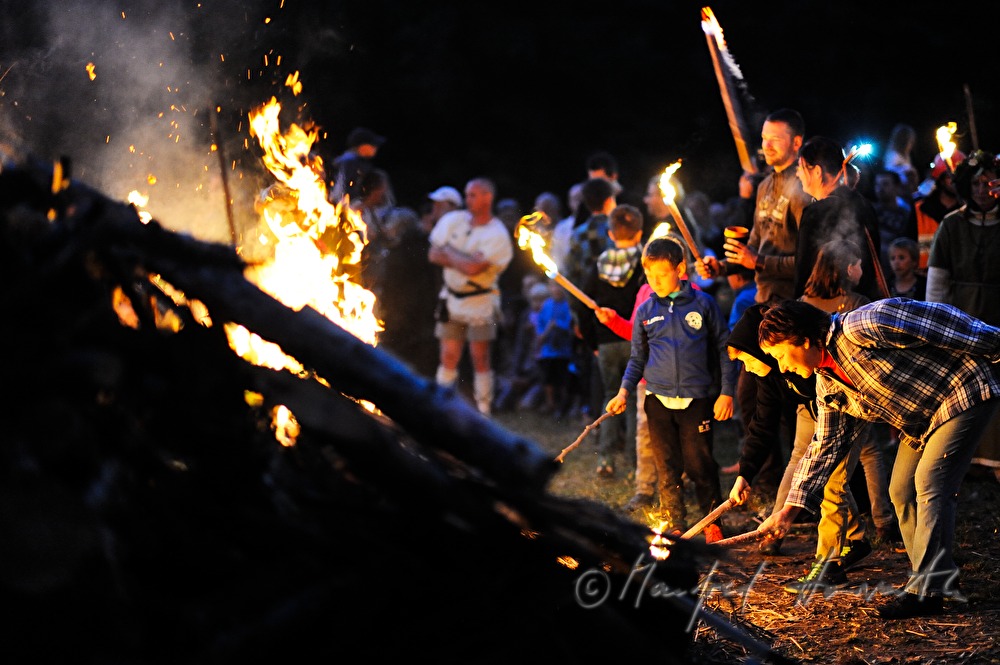 Sonnwendfeuer und Besucher beim Keltenfest