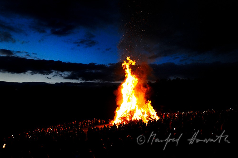 Sonnwendfeuer und Besucher beim Keltenfest