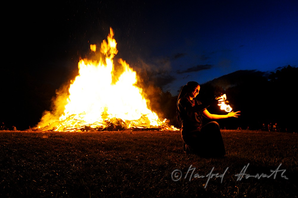 Jongleurin mit Sonnwendfeuer beim Keltenfest