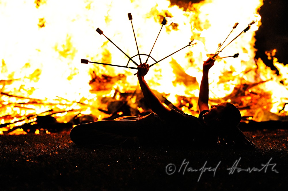Jongleurin mit Sonnwendfeuer beim Keltenfest