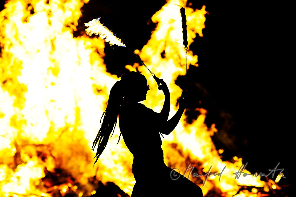 Jongleurin mit Sonnwendfeuer beim Keltenfest