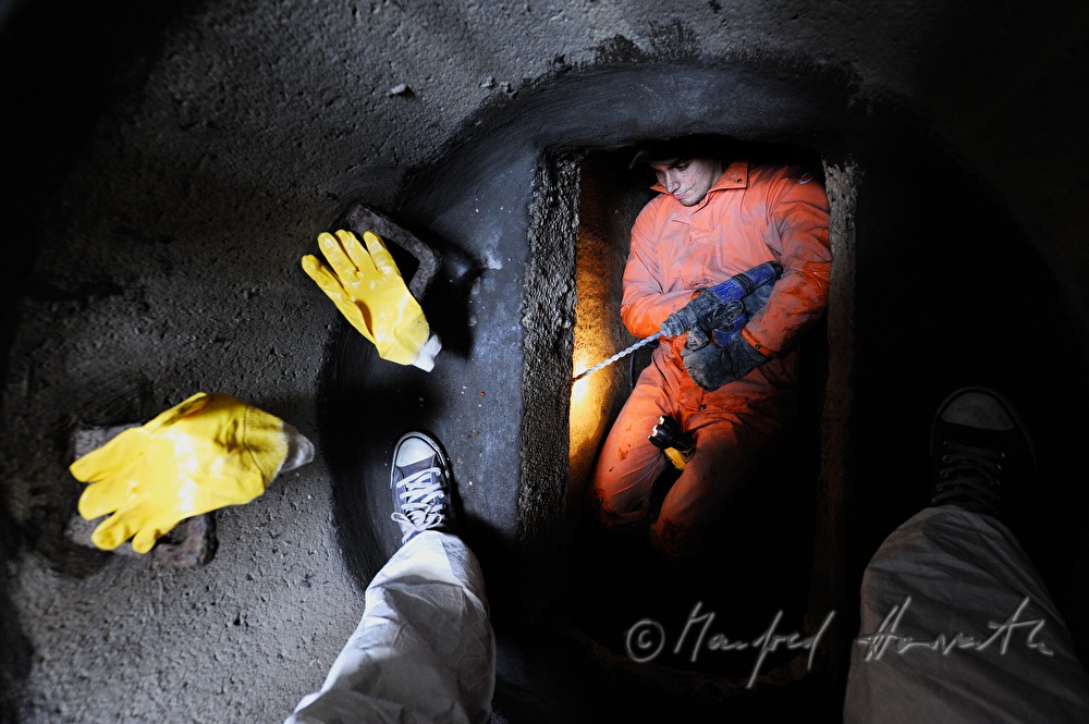 Kanalarbeiter im Kanal inspiziert die Funktion