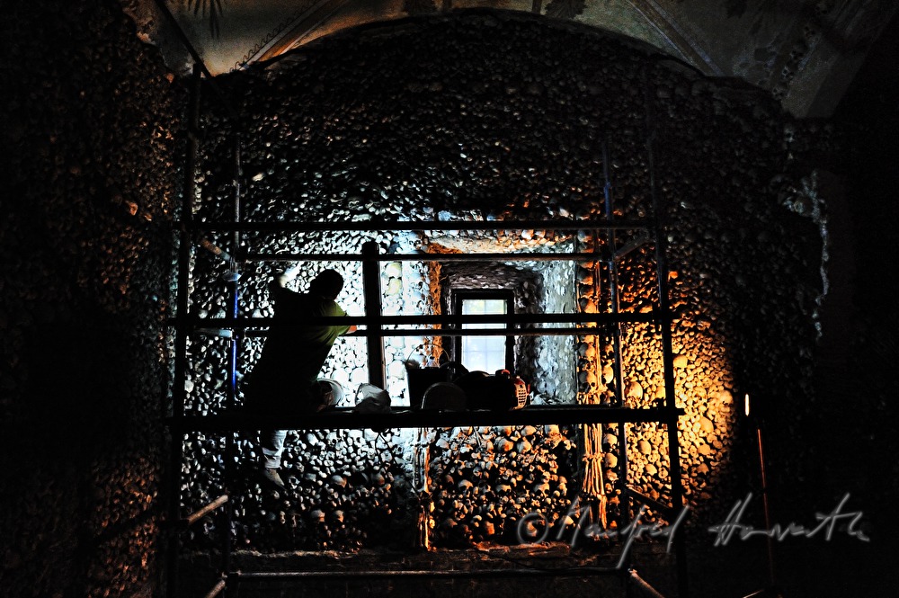 Restaurator in der Kapelle der Knochen (Capela dos Ossos)