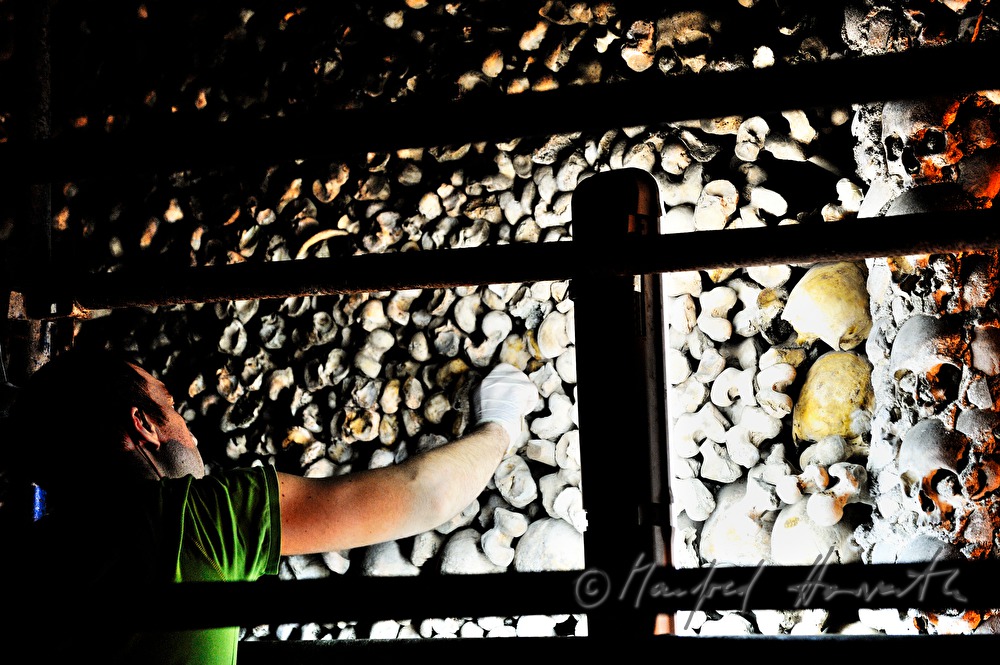 Restaurator in der Kapelle der Knochen (Capela dos Ossos)