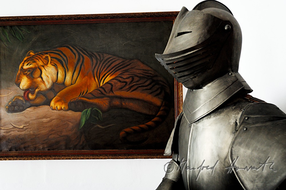 Ritterrüstung und Gemälde mit Tiger