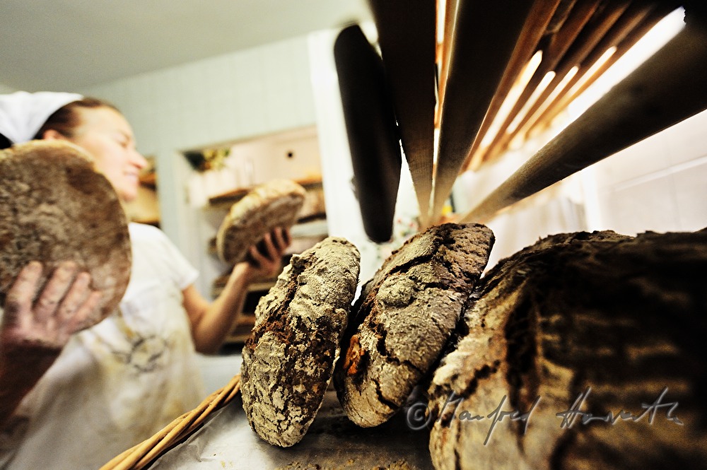 Backen von Natursauerteig-Brot in der Naturbäckerei
