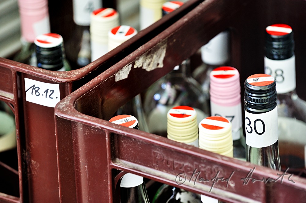 Weinverkostung von Rosé-Weinen durch eine Jury