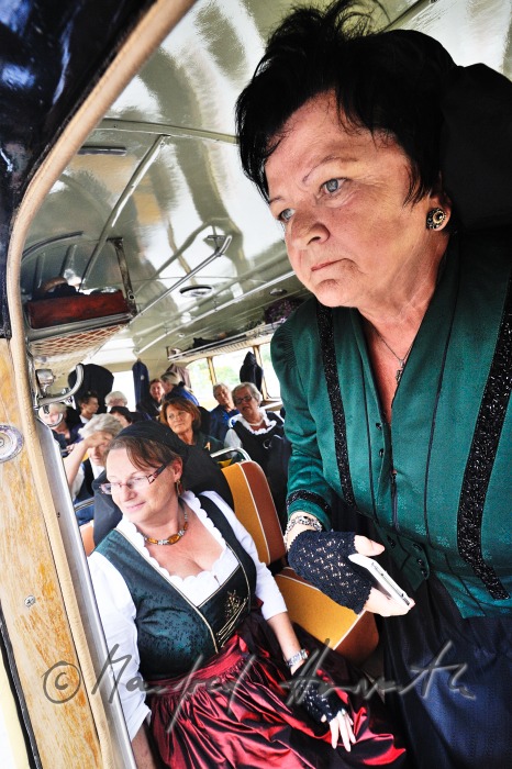 Frauen in Tracht in einem Oldtimer-Autobus bei der Wallfahrt