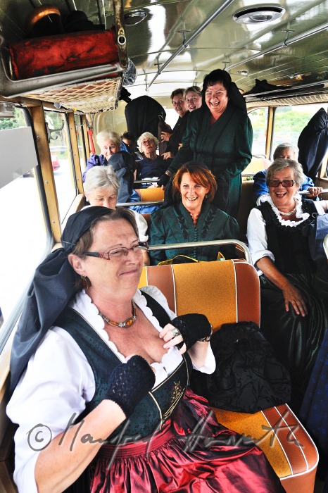 Frauen in Tracht in einem Oldtimer-Autobus bei der Wallfahrt