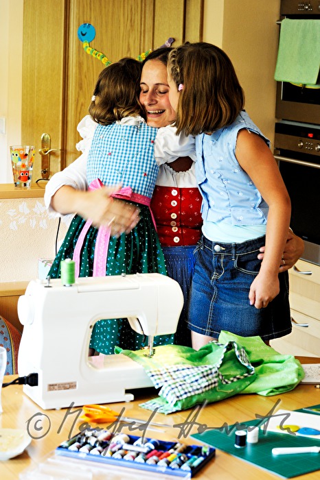 Mutter beim Schneidern eines Kinder-Dirndls