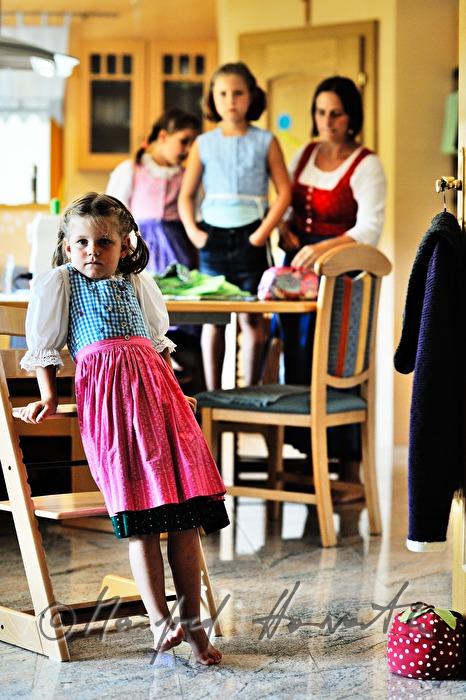 Mutter beim Schneidern eines Kinder-Dirndls