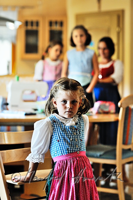 Mutter beim Schneidern eines Kinder-Dirndls