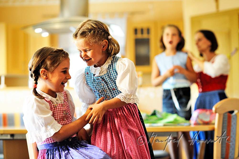 Mutter beim Schneidern eines Kinder-Dirndls