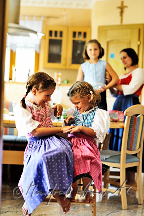 Mutter beim Schneidern eines Kinder-Dirndls