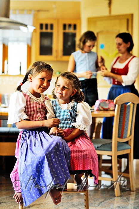 Mutter beim Schneidern eines Kinder-Dirndls