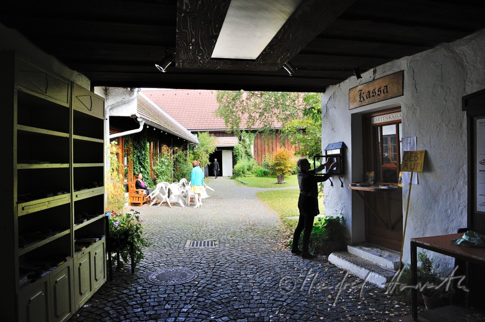 EIngang und Innenhof des Theaters in einem alten Bauernhof