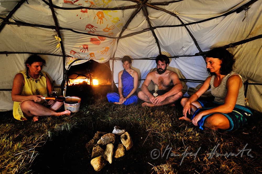 Teilnehmer an indianischem Ritual beten und singen