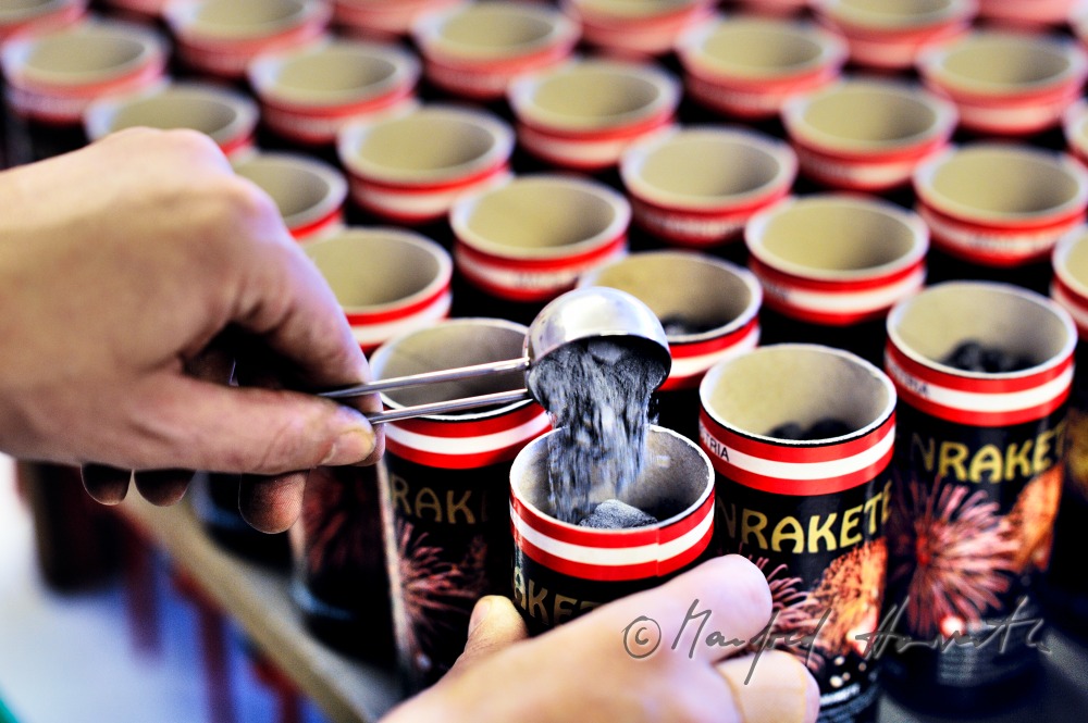 Befüllen der Feuerwerks-Raketen mit Schwarzpulver