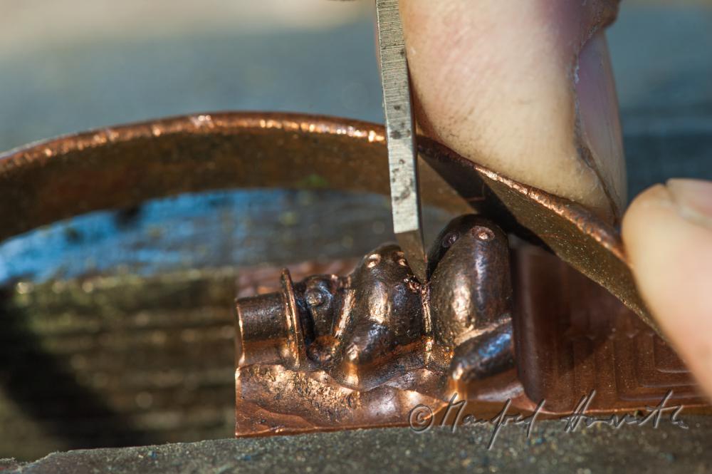 Erwin Perzy bearbeitet einen Kupfer-Schneemann mit einem Stichel