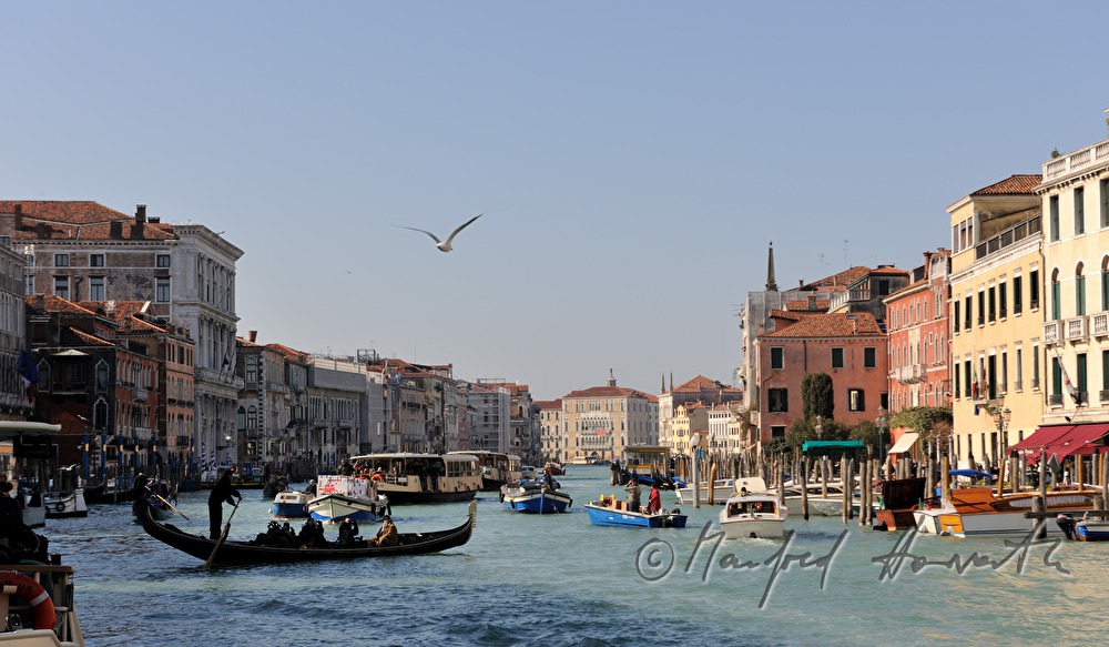 Gondeln auf dem Canal Grande und Riva del Carbon
