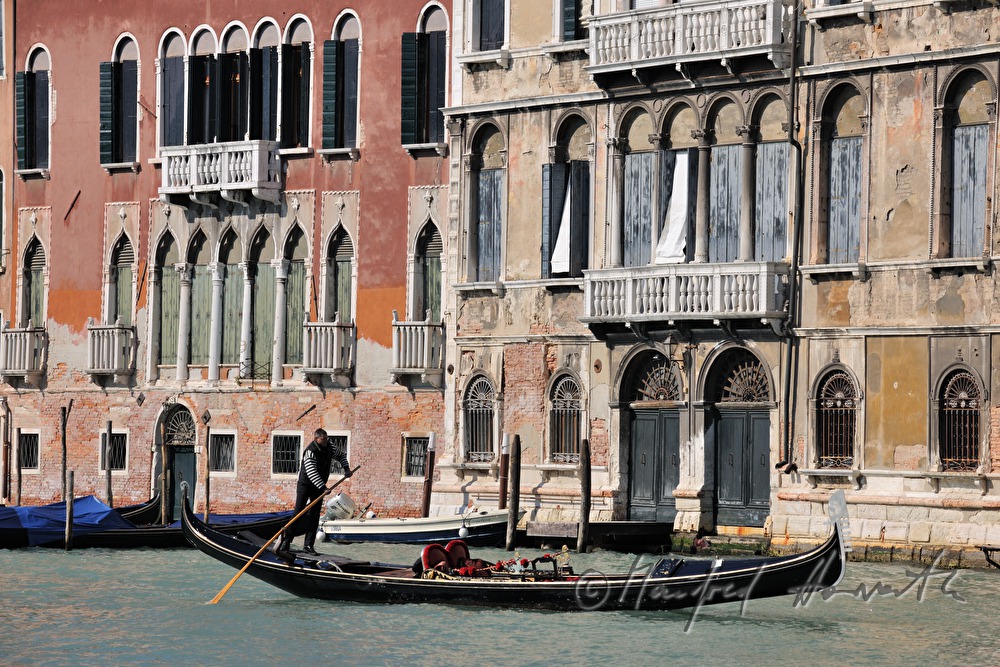 Gondel auf dem Canal Grande und Palast