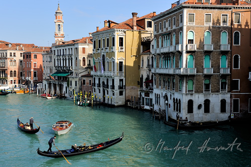 Gondeln auf dem Canal Grande und Riva del Carbon