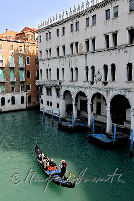 Gondeln auf dem Canal Grande und Riva del Carbon