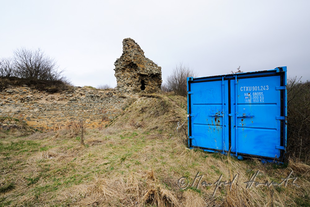 Burgruine und Container der Archäologen
