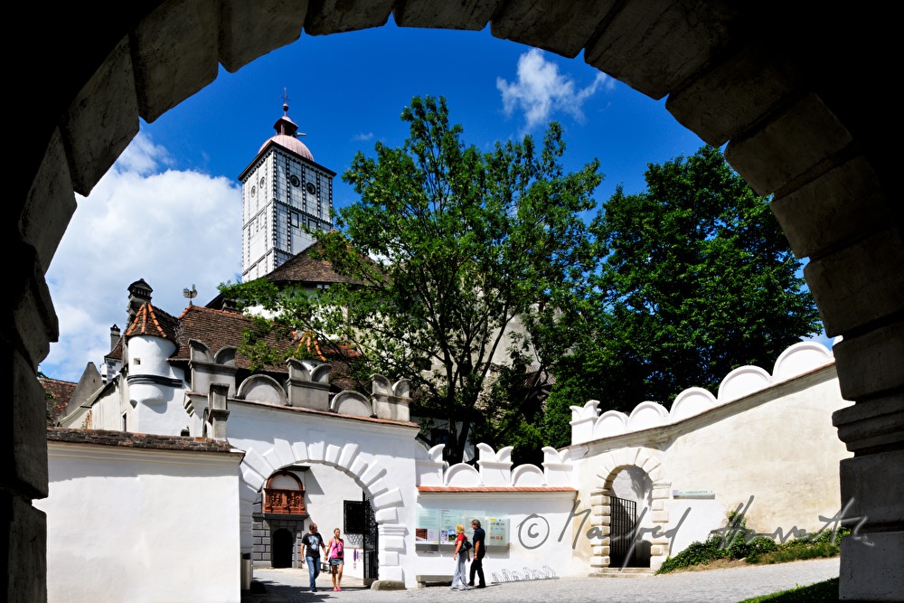 Blick durch den Torbogen zum Burgfried