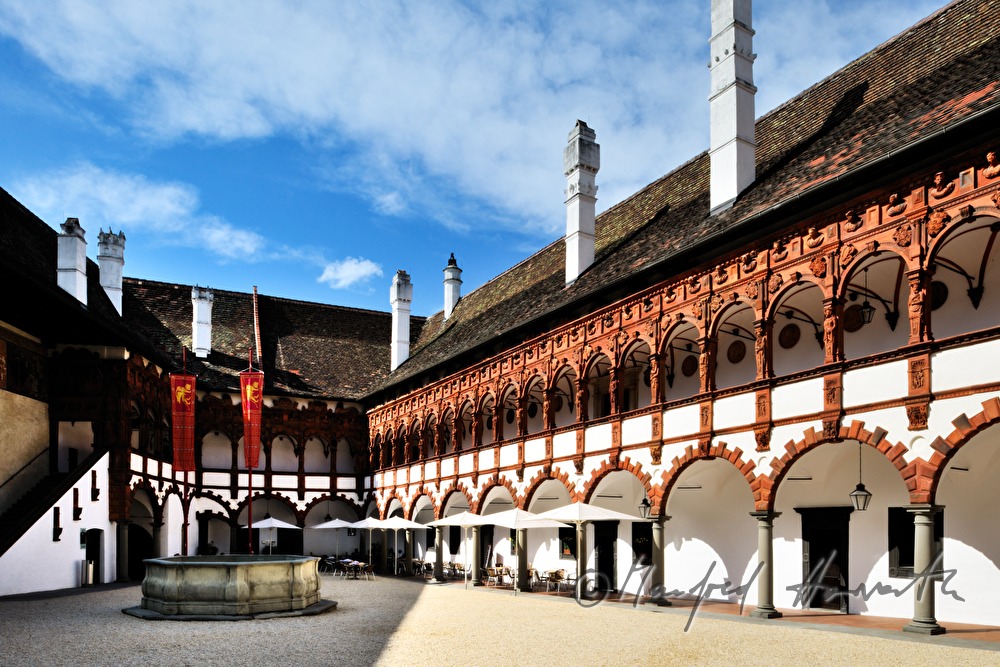 Arkadenhof mit Terrakotta-Arkaden aus der Renaissanceburg