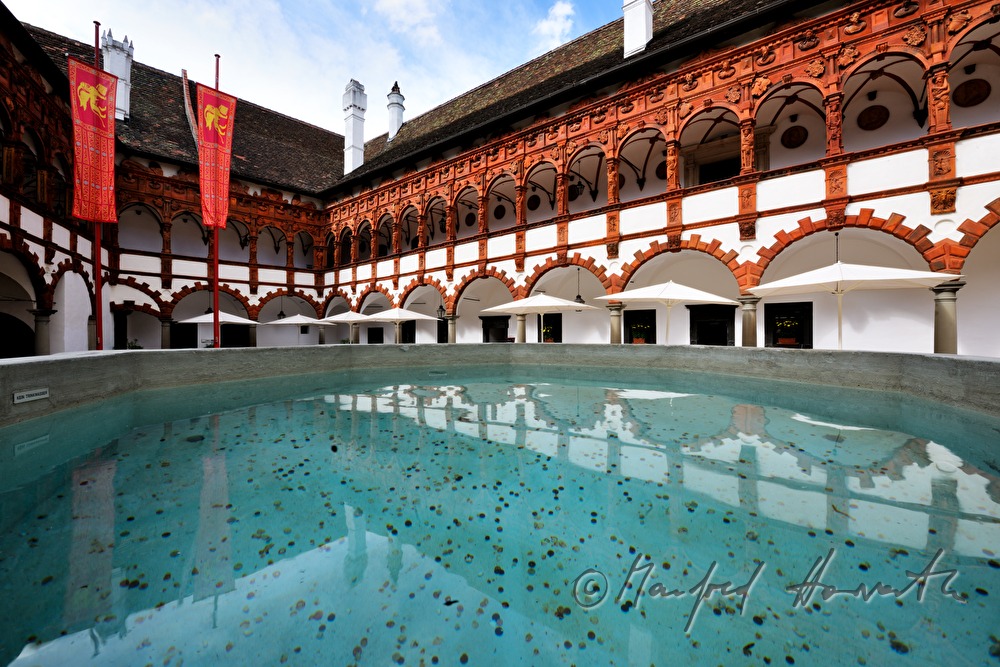 Arkadenhof mit Terrakotta-Arkaden aus der Renaissanceburg