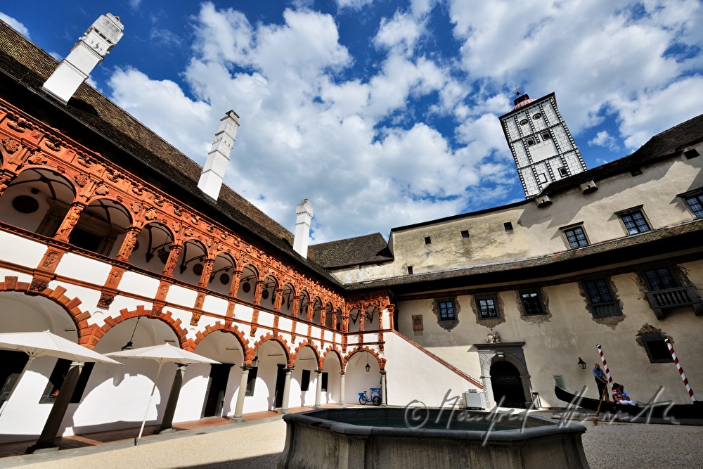 Arkadenhof mit Terrakotta-Arkaden aus der Renaissanceburg