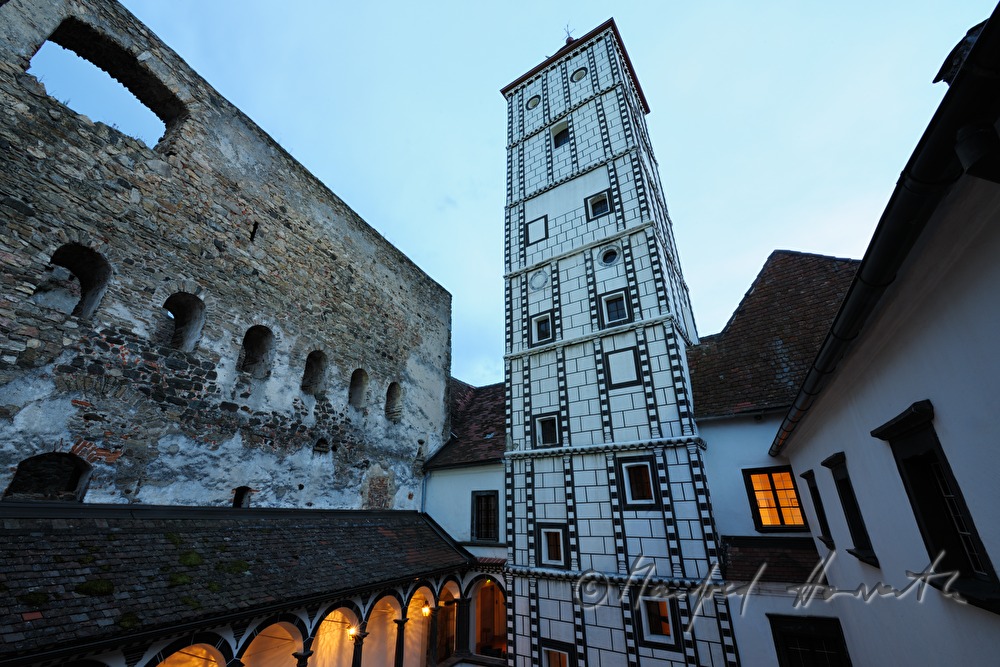 Kleiner Arkadenhof mit Hochturm der Renaissanceburg